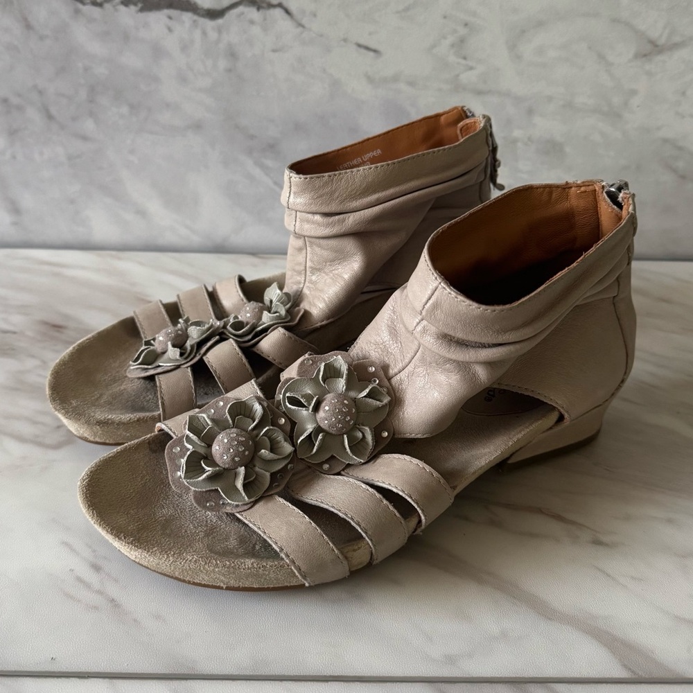 Earthies Eviva Leather Flower Sandals Taupe 6.5B – Boho Floral Zip Back